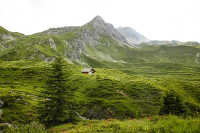 小屋在山附近的草地上一天
